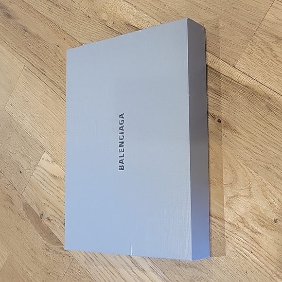 Balenciaga leather fanny pack/cross body - Picture 8 of 8